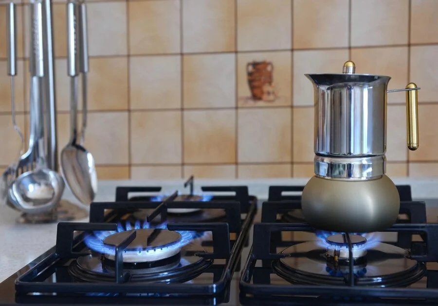 Gas cooker hob with lit burners